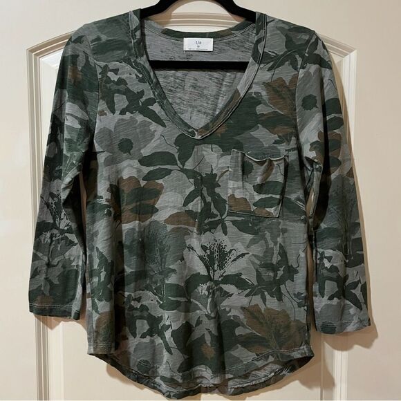 ANTHROPOLOGIE T.LA Floral Camo V-Neck Tee Women’s Size XS - Picture 2 of 5